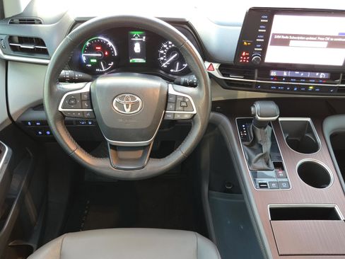 Used 2021 Toyota Sienna XLE image 14