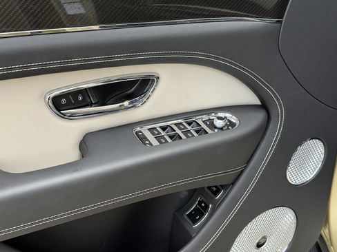 Used 2023 Bentley Bentayga AWD/4WD image 16