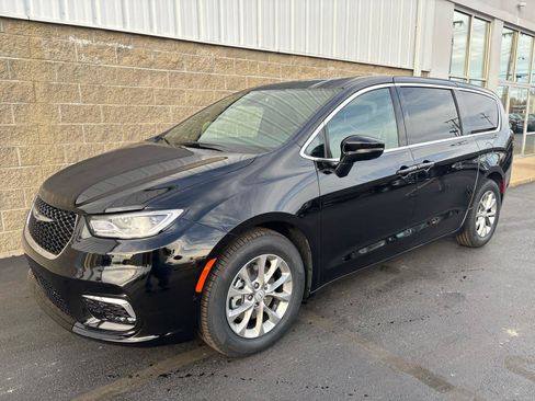 New 2026 Chrysler Pacifica Limited FWD image 30