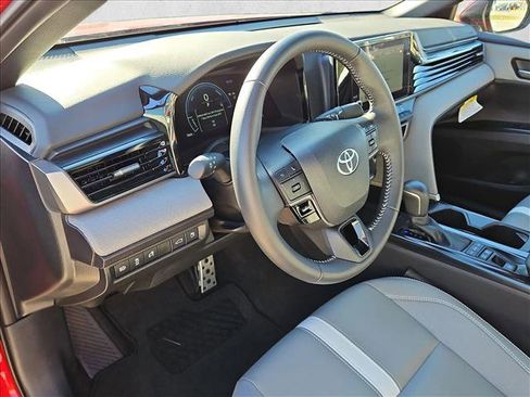 Used 2025 Toyota Camry SE image 9