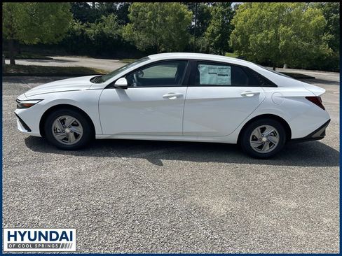 New 2026 Hyundai Elantra SE FWD image 4