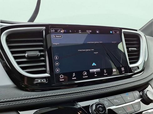 Used 2025 Chrysler Pacifica Limited FWD image 25