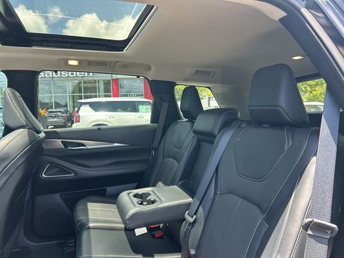 Used 2023 INFINITI QX60 Luxe w/ Vision Package FWD image 11