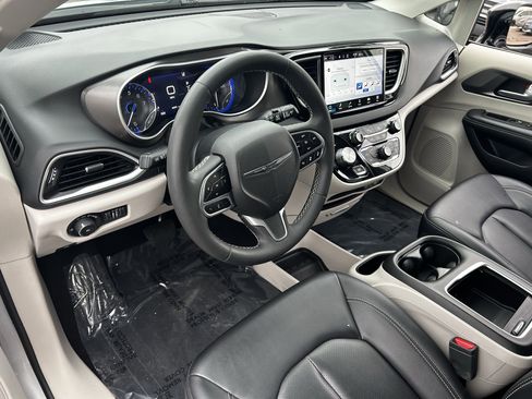 Certified 2024 Chrysler Pacifica Touring-L image 17