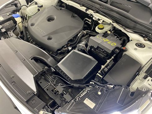 Used 2019 Volvo XC40 T5 Momentum image 37