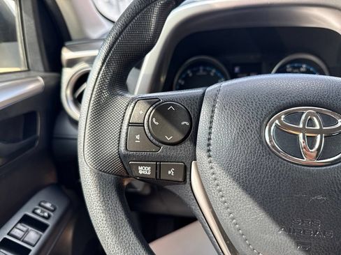 Used 2018 Toyota RAV4 LE w/ All Weather Liner Package AWD/4WD image 28
