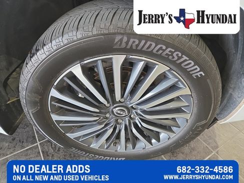 Used 2025 Nissan Armada Platinum Reserve RWD image 4