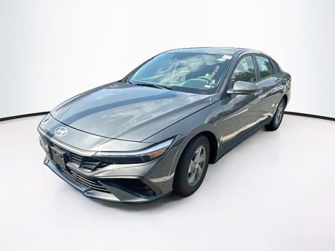 Certified 2024 Hyundai Elantra SE FWD image 8