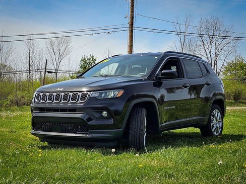Used 2024 Jeep Compass Latitude AWD/4WD image 9
