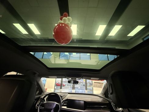 Used 2023 Audi Q4 e-tron Prestige image 32