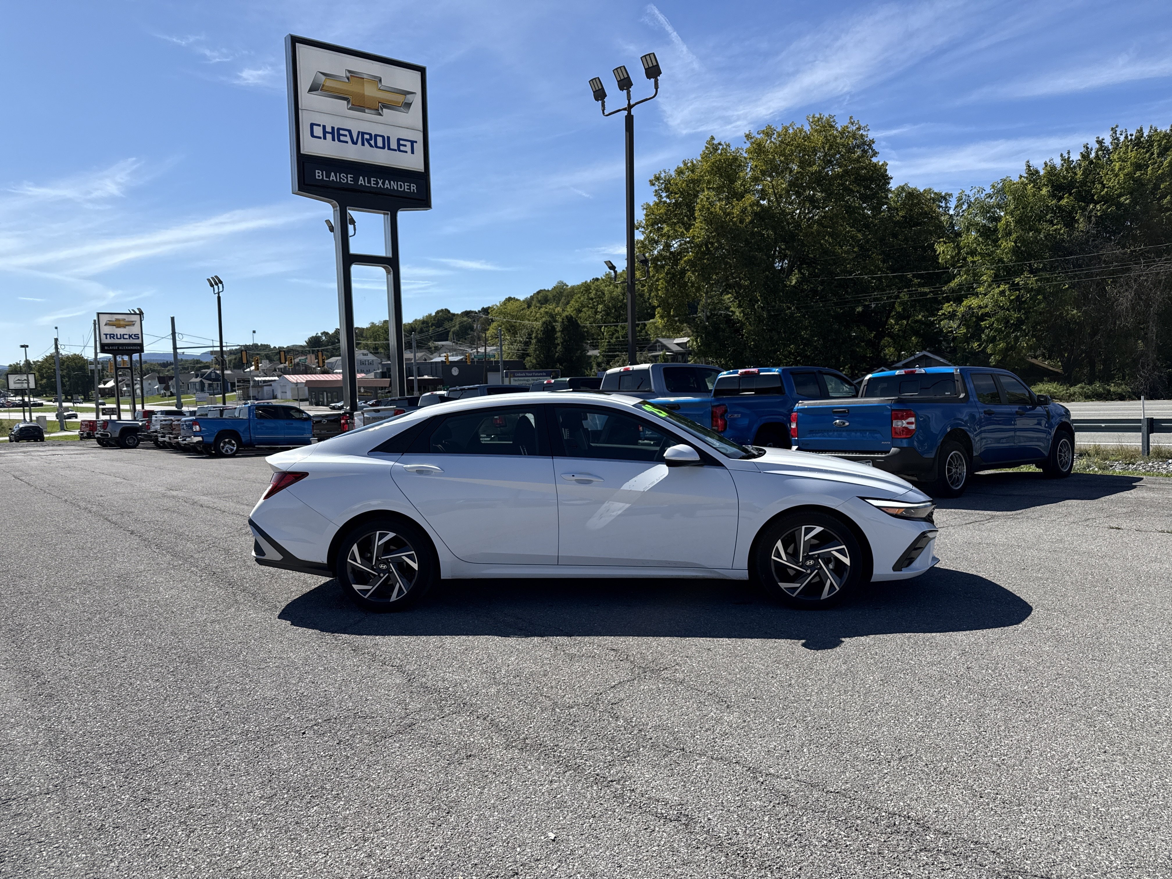 Certified 2025 Hyundai Elantra SEL FWD image 2