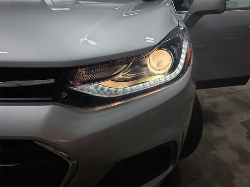 Certified 2020 Chevrolet Trax LT w/ LT Convenience Package image 32