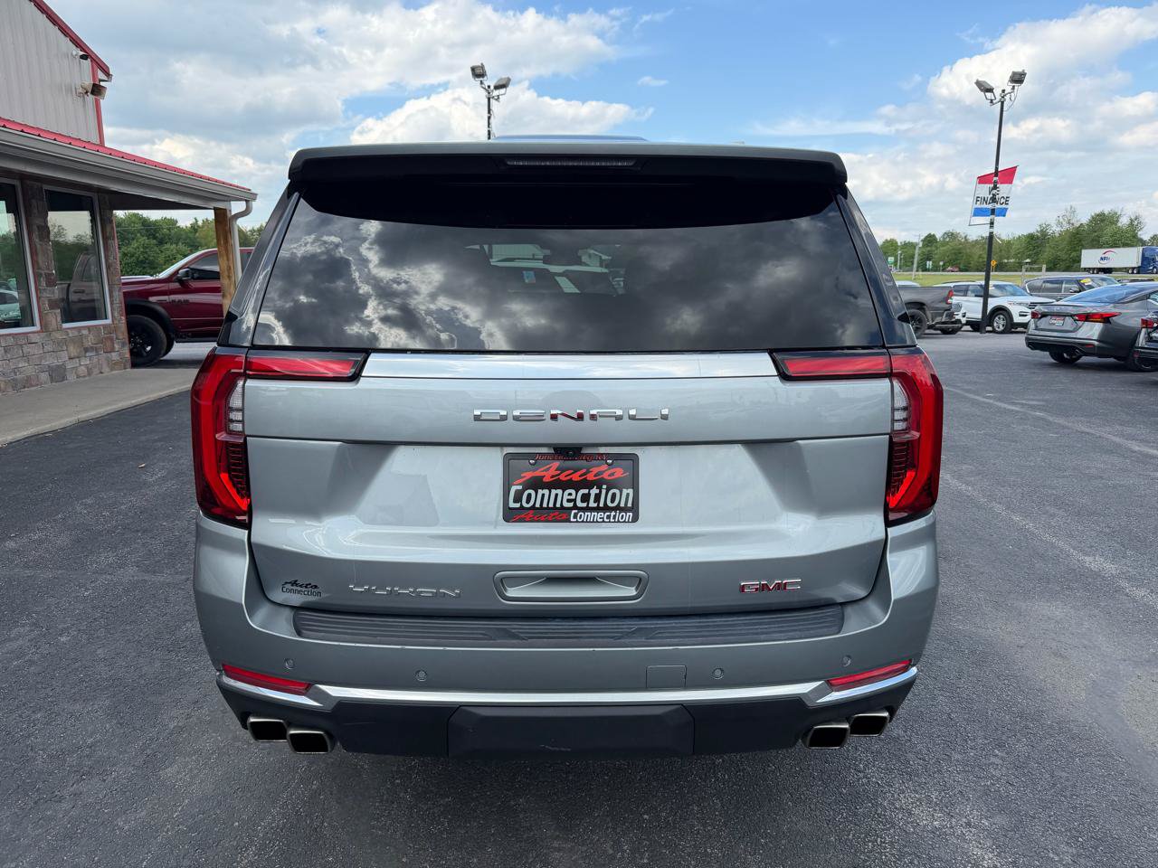 Used 2025 GMC Yukon XL Denali AWD/4WD image 5
