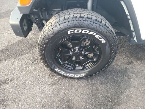 Used 2021 Jeep Gladiator Willys image 9