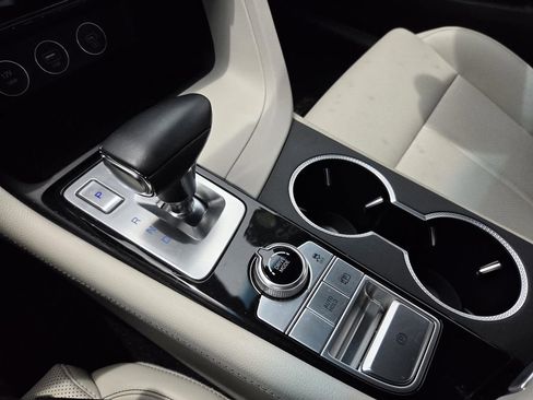 Used 2025 Genesis G70 2.5T RWD image 28