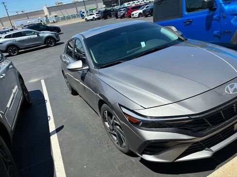Used 2024 Hyundai Elantra SEL w/ Convenience Package FWD image 3