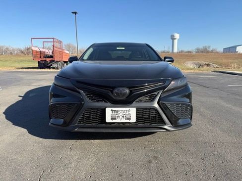 Used 2021 Toyota Camry SE image 3