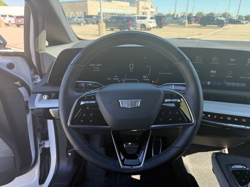 Certified 2025 Cadillac Optiq Luxury 2 w/ LPO, Floor Liner Package AWD/4WD image 20