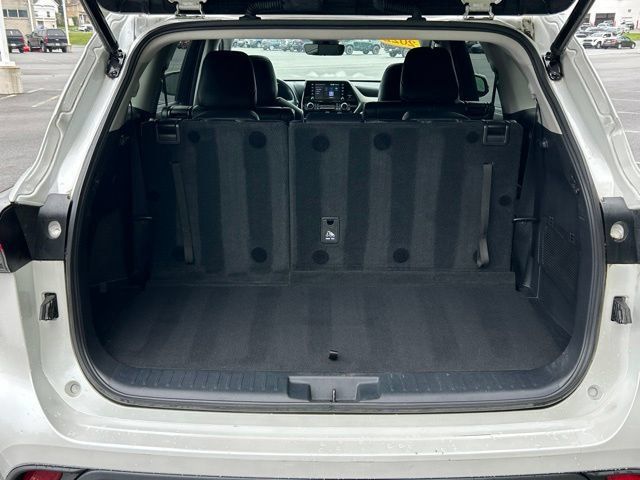 Used 2022 Toyota Highlander XLE AWD/4WD image 38