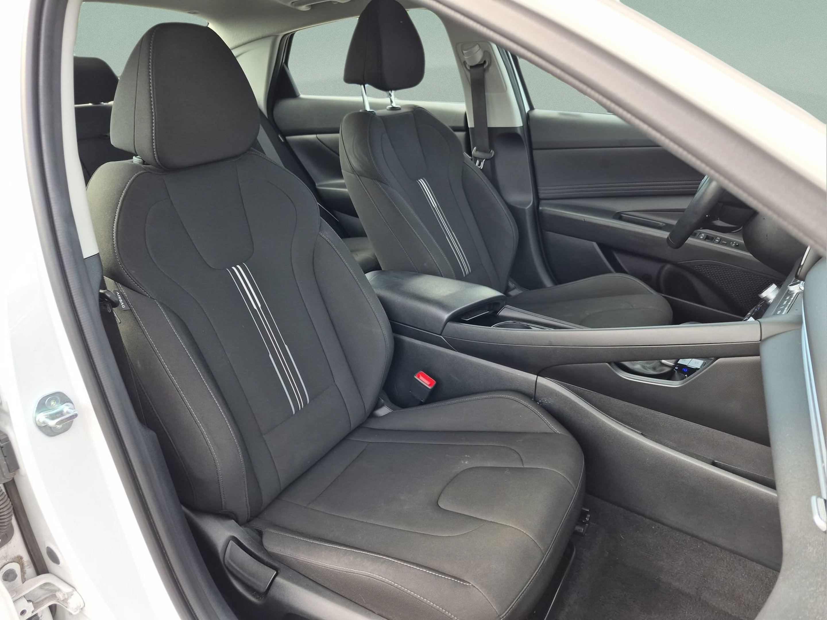 Used 2025 Hyundai Elantra SEL FWD image 19
