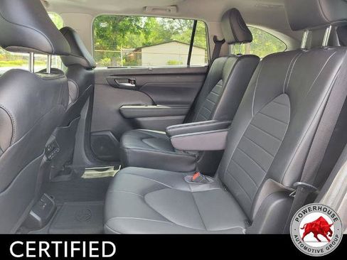 Used 2022 Toyota Highlander XLE FWD image 17