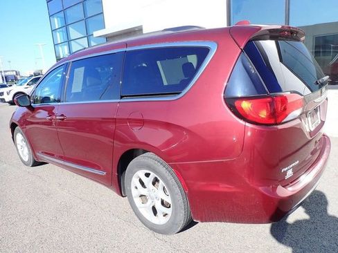 Used 2017 Chrysler Pacifica Touring-L w/ Tire & Wheel Group image 2