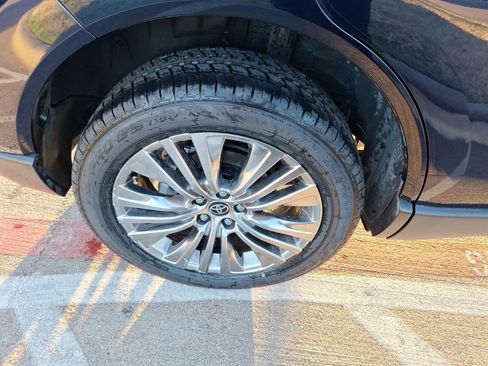 Used 2023 Toyota Venza Limited image 11