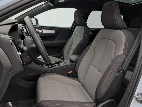 Used 2024 Volvo XC40 B5 Core image 9