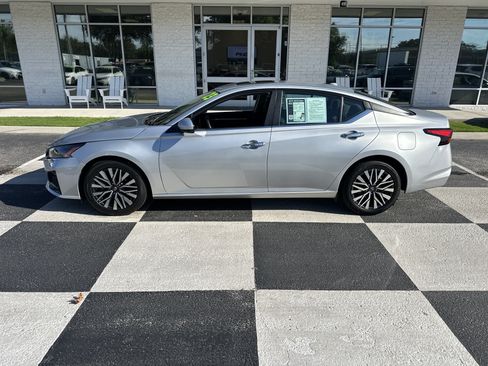 Used 2023 Nissan Altima 2.5 SV w/ SV Premium Package FWD image 1