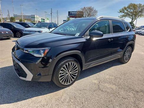 New 2026 Volkswagen Taos SE image 7