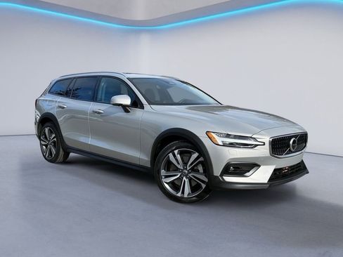 Certified 2025 Volvo V60 B5 Cross Country Plus image 2