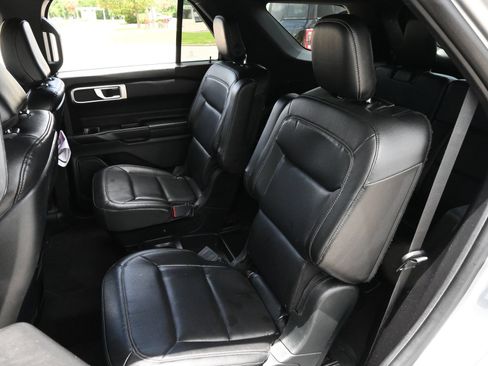 Used 2020 Ford Explorer XLT w/ Equipment Group 202A RWD image 17