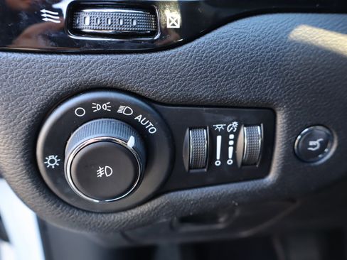 Used 2020 Jeep Cherokee Latitude Plus image 18