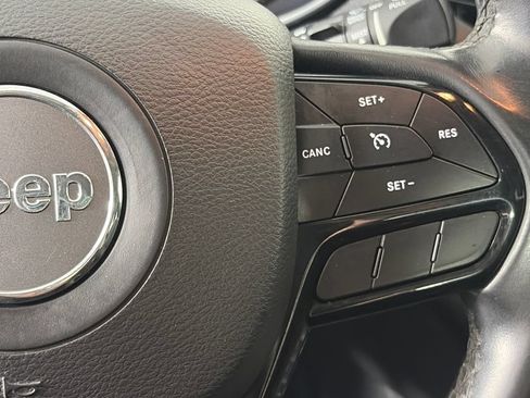 Used 2019 Jeep Cherokee Latitude Plus AWD/4WD image 18