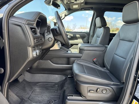 Used 2023 GMC Yukon SLT w/ SLT Premium Package image 16