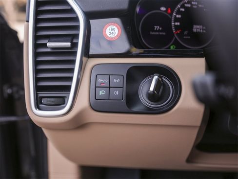 Certified 2023 Porsche Cayenne Coupe image 21