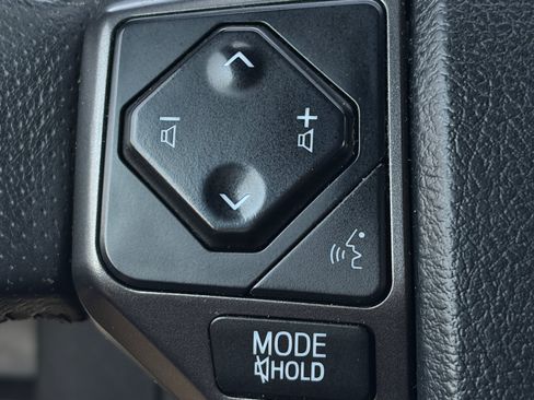 Used 2018 Toyota Tacoma TRD Sport AWD/4WD image 21