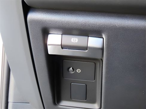 Used 2025 Land Rover Defender 90 S image 44