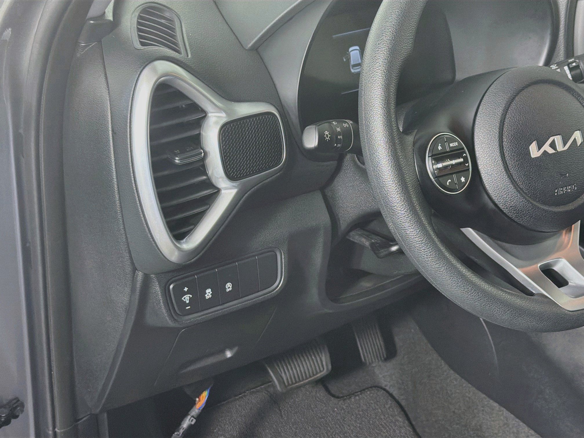 Used 2025 Kia Soul LX w/ LX Technology Package FWD image 17