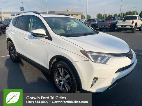 Used 2017 Toyota RAV4 XLE FWD image 3