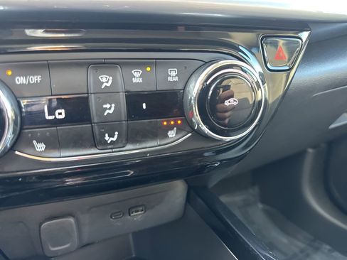 Used 2025 Chevrolet Trax LT w/ LT Convenience Package image 19