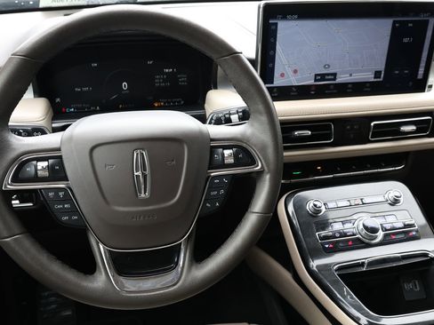 Used 2023 Lincoln Nautilus FWD w/ Premium Package image 18