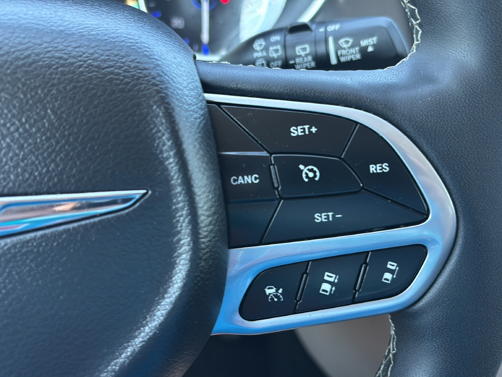 Used 2024 Chrysler Pacifica Touring-L FWD image 22