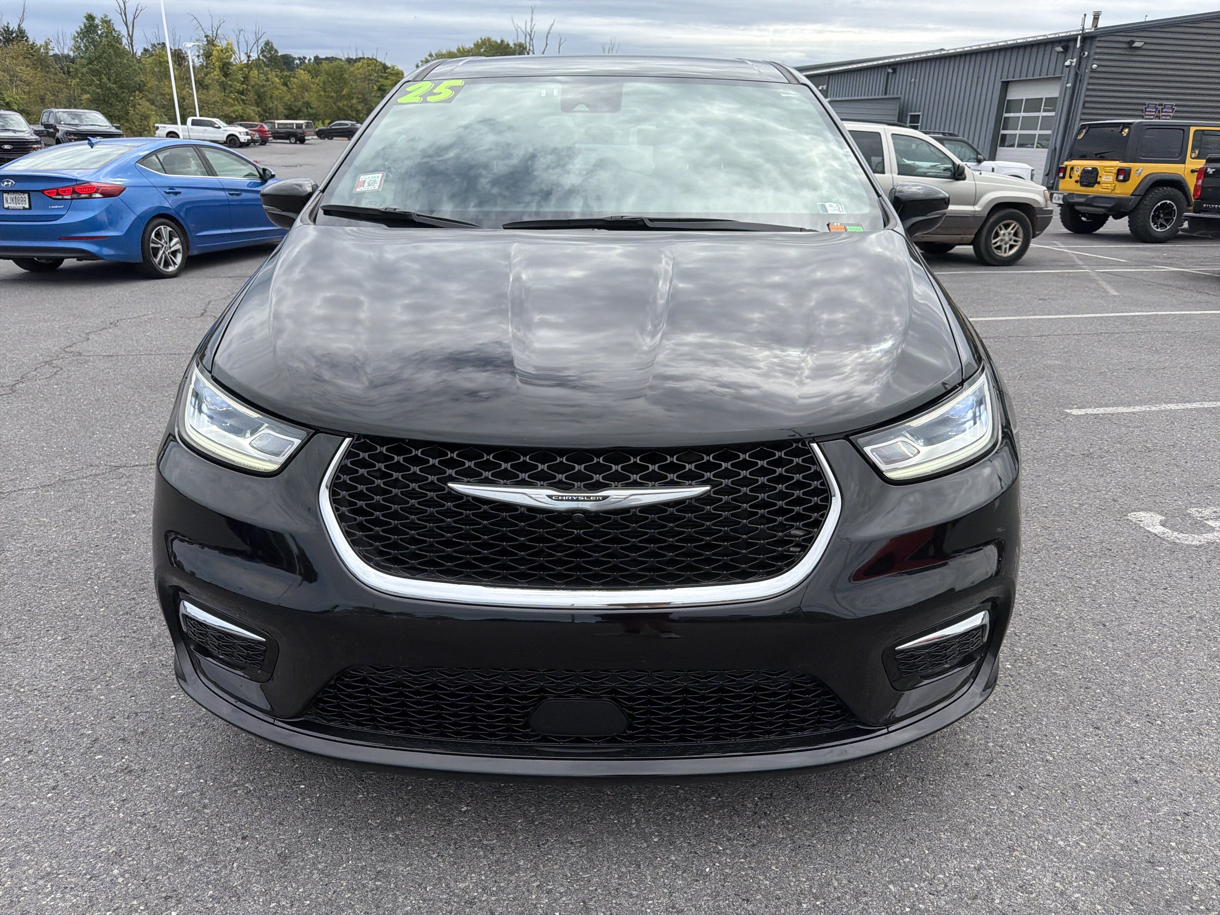 Used 2025 Chrysler Pacifica Select FWD image 9