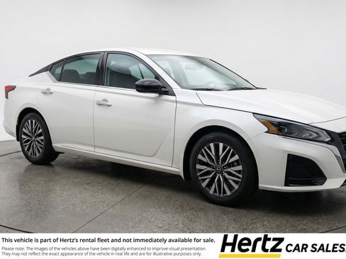 Used 2025 Nissan Altima 2.5 SV image 1