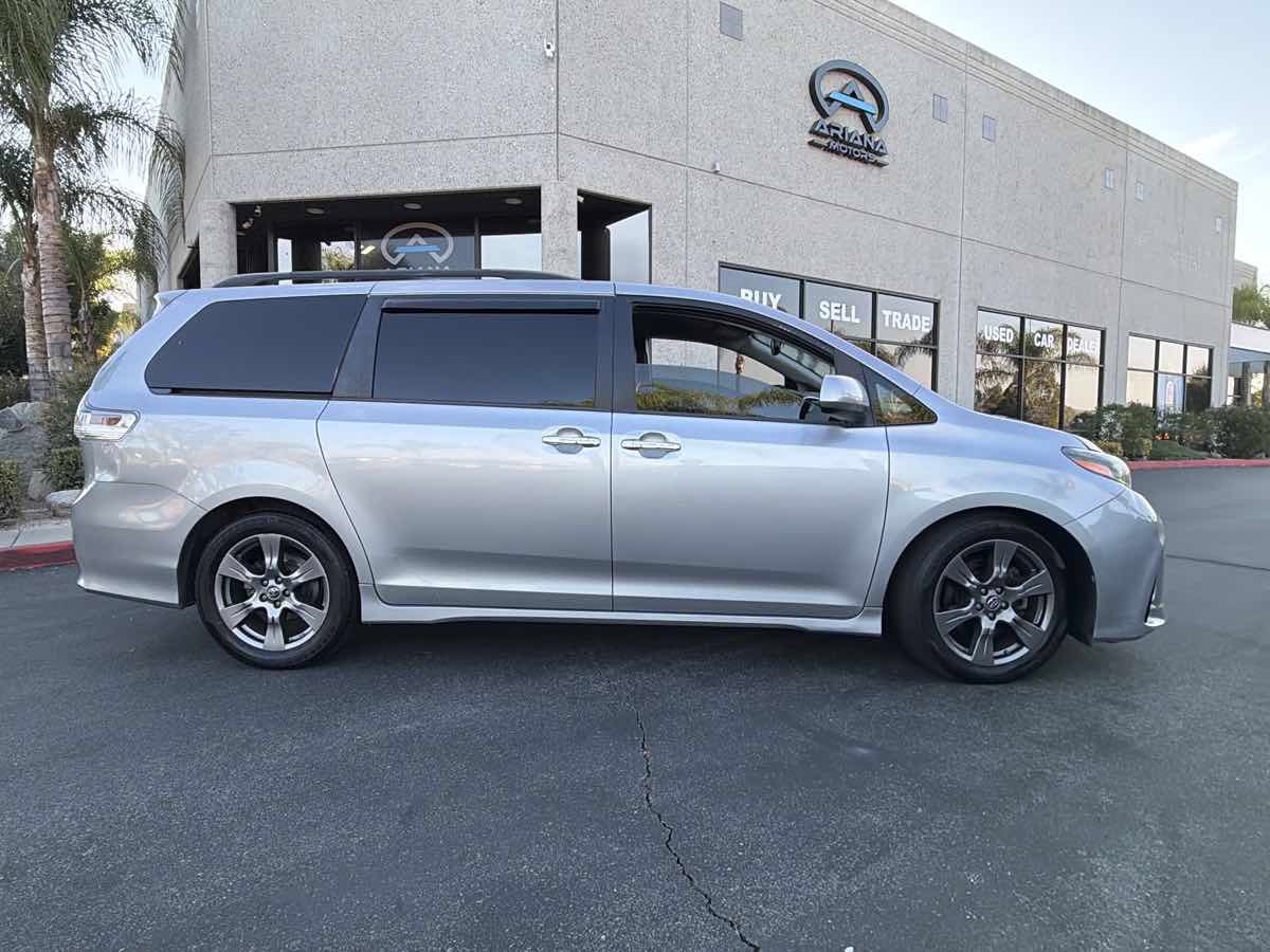 Used 2018 Toyota Sienna SE FWD image 12