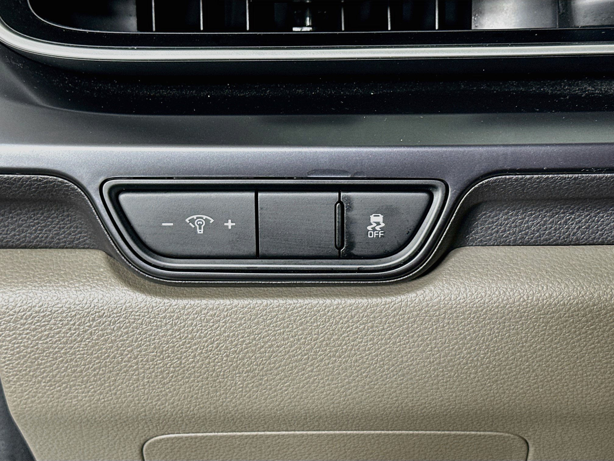 Used 2025 Kia Carnival FWD image 17