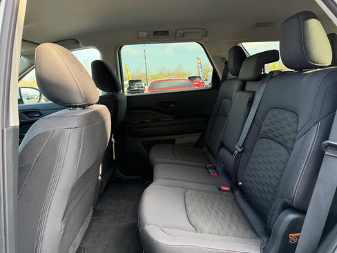 Used 2025 Nissan Pathfinder SV image 18