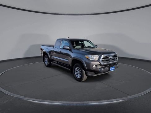 Used 2016 Toyota Tacoma TRD Off-Road image 2
