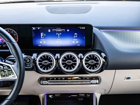 Used 2025 Mercedes-Benz GLA 250 image 11